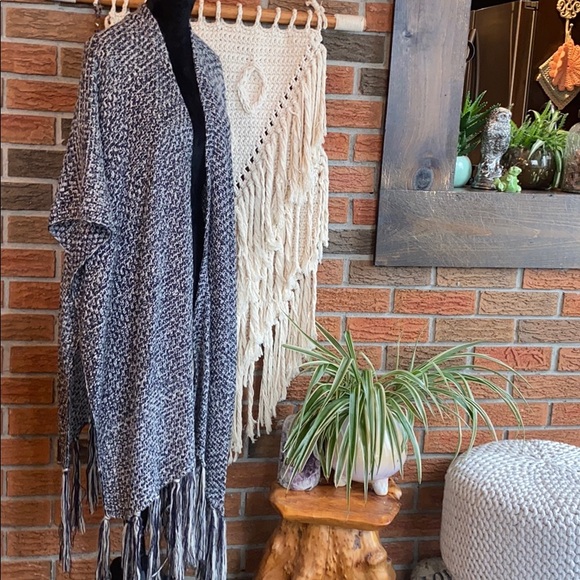 Beautiful Knitted Cardigan - Picture 2 of 3